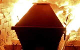 Ein eingeäscherter Sarg im Krematorium