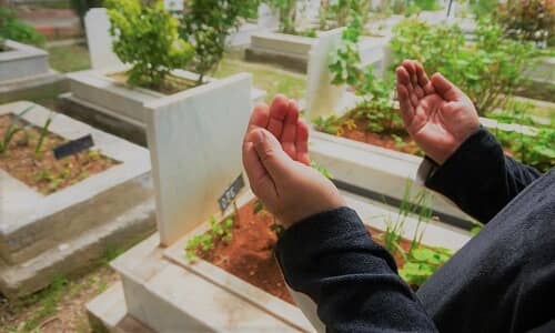 ein Muslim, der am Grab betet