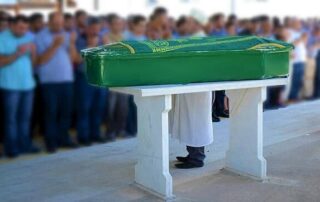 Menschen, die Trauergebete für die Toten verrichten