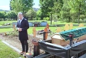 Ein Imam, der neben dem Sarg steht, um die islamischen Bestattung ablauf durchzuführen