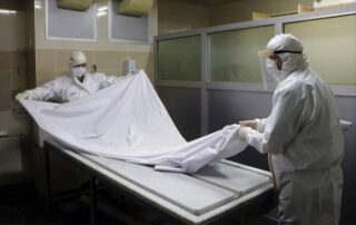 Beamte bereiten sich darauf vor, eine Islamische Totenwaschung zu waschen