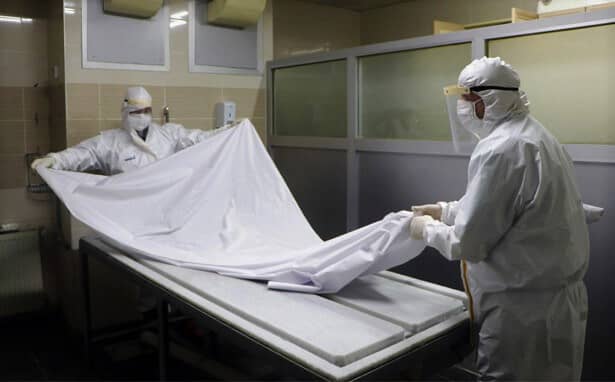 Beamte bereiten sich darauf vor, eine Islamische Totenwaschung zu waschen