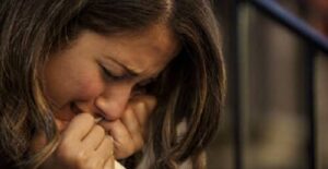 Frau trauert nach muslimischer Beerdigung
