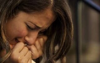 Frau trauert nach muslimischer Beerdigung