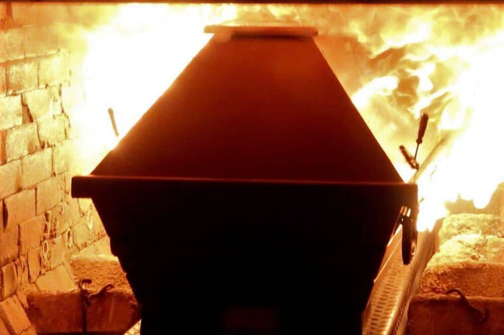 Ein eingeäscherter Sarg im Krematorium