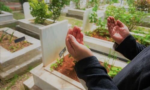 مسلم يدعو عند القبر