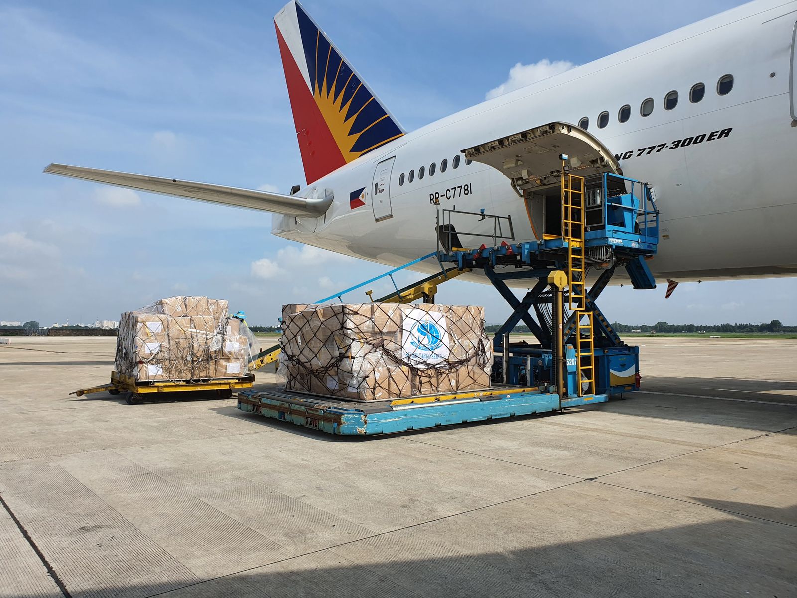 Fracht wird in ein Verkehrsflugzeug verladen