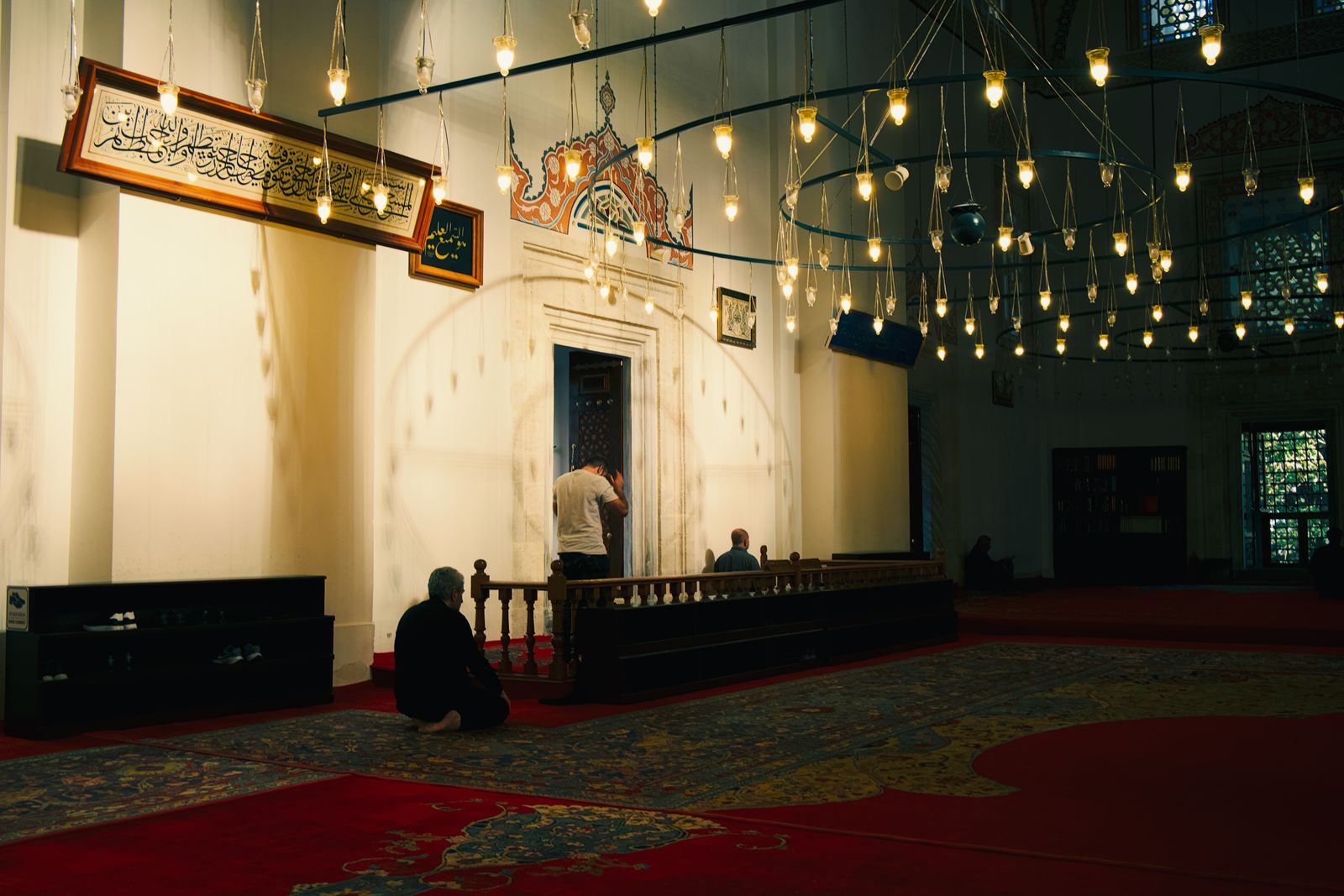 Gläubige beim gemeinsamen Gebet in einer Moschee