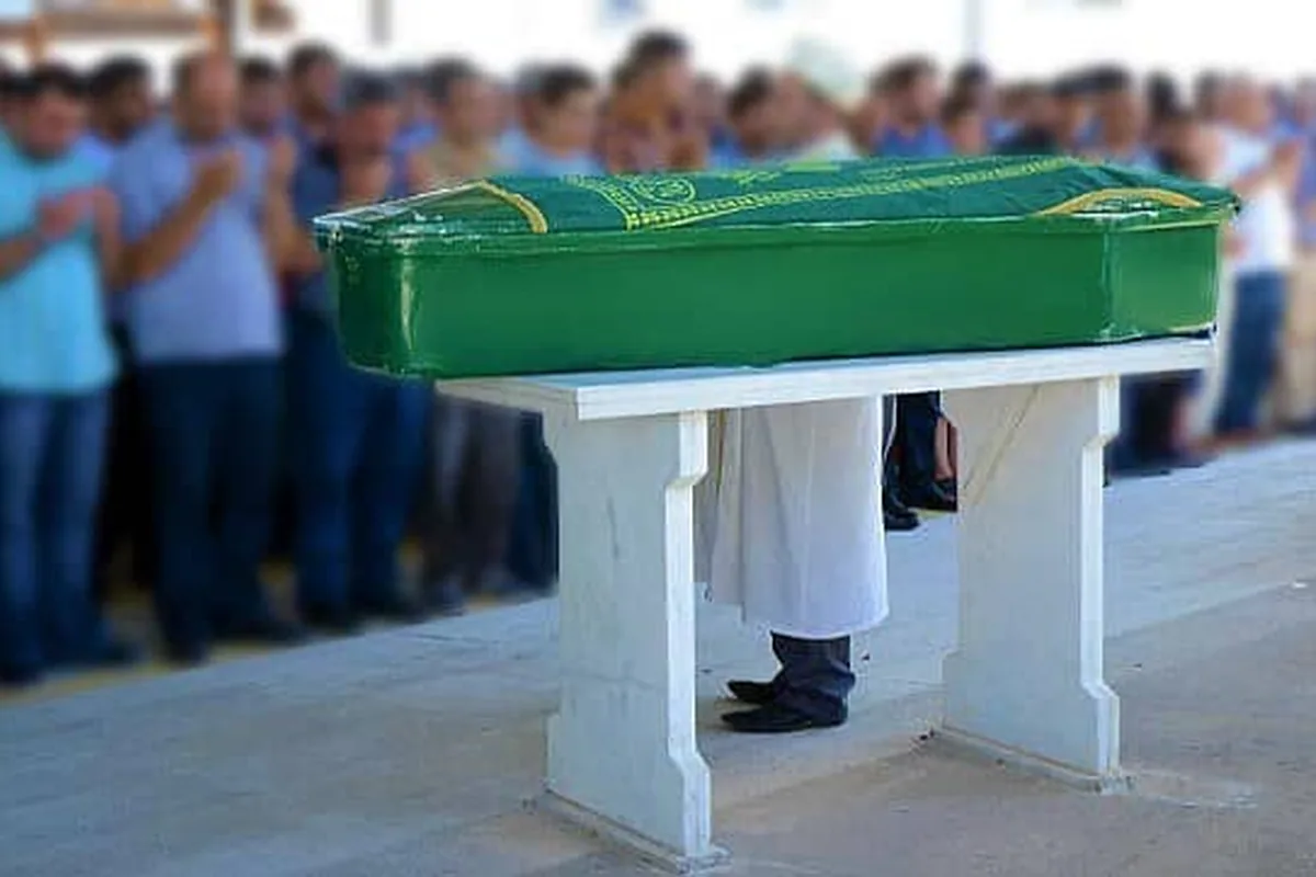 Islamisches Totengebet (Salat al-Janaza) vor der Beisetzung
