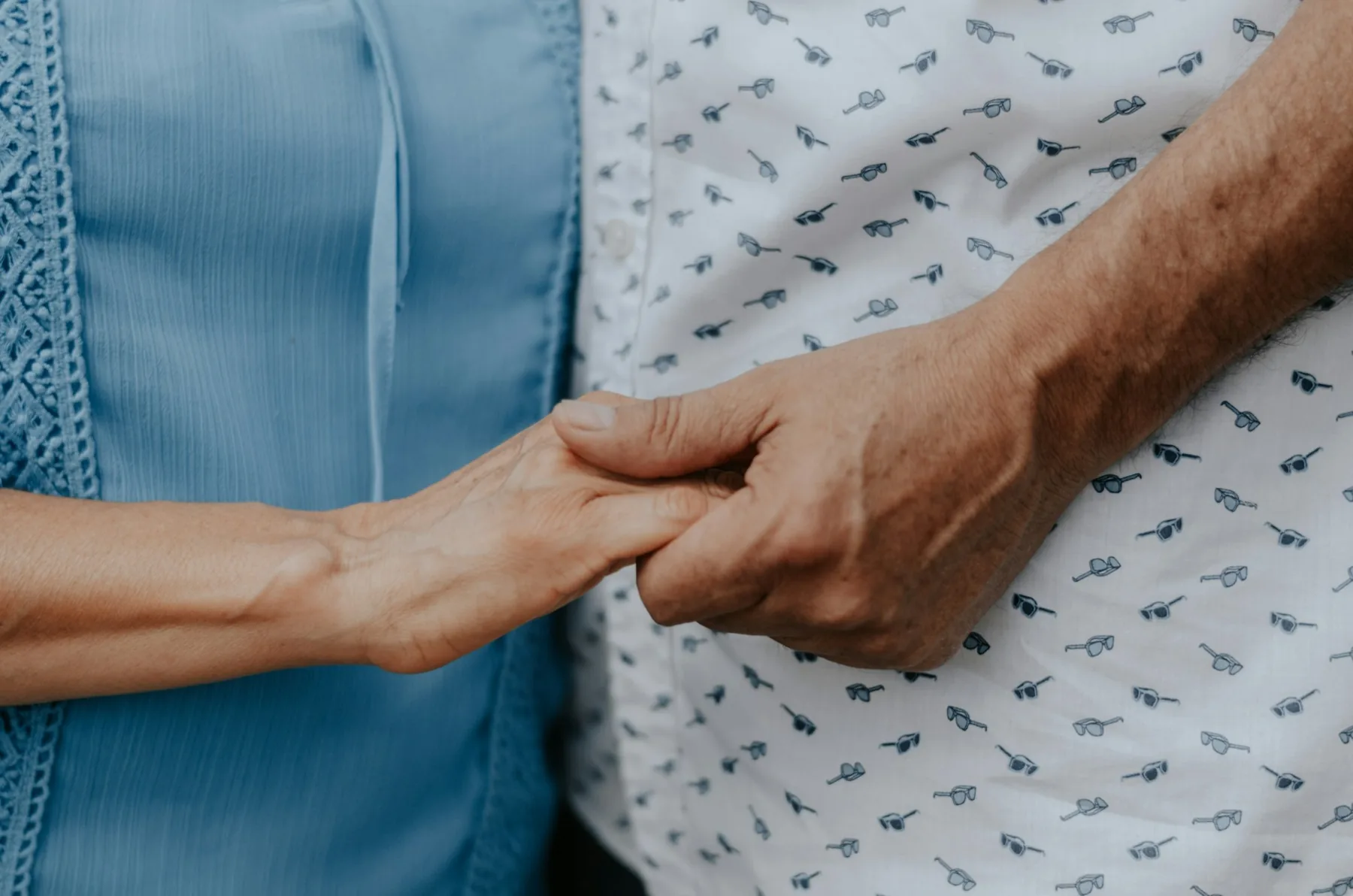 Deux personnes se tenant la main – réconfort et soutien