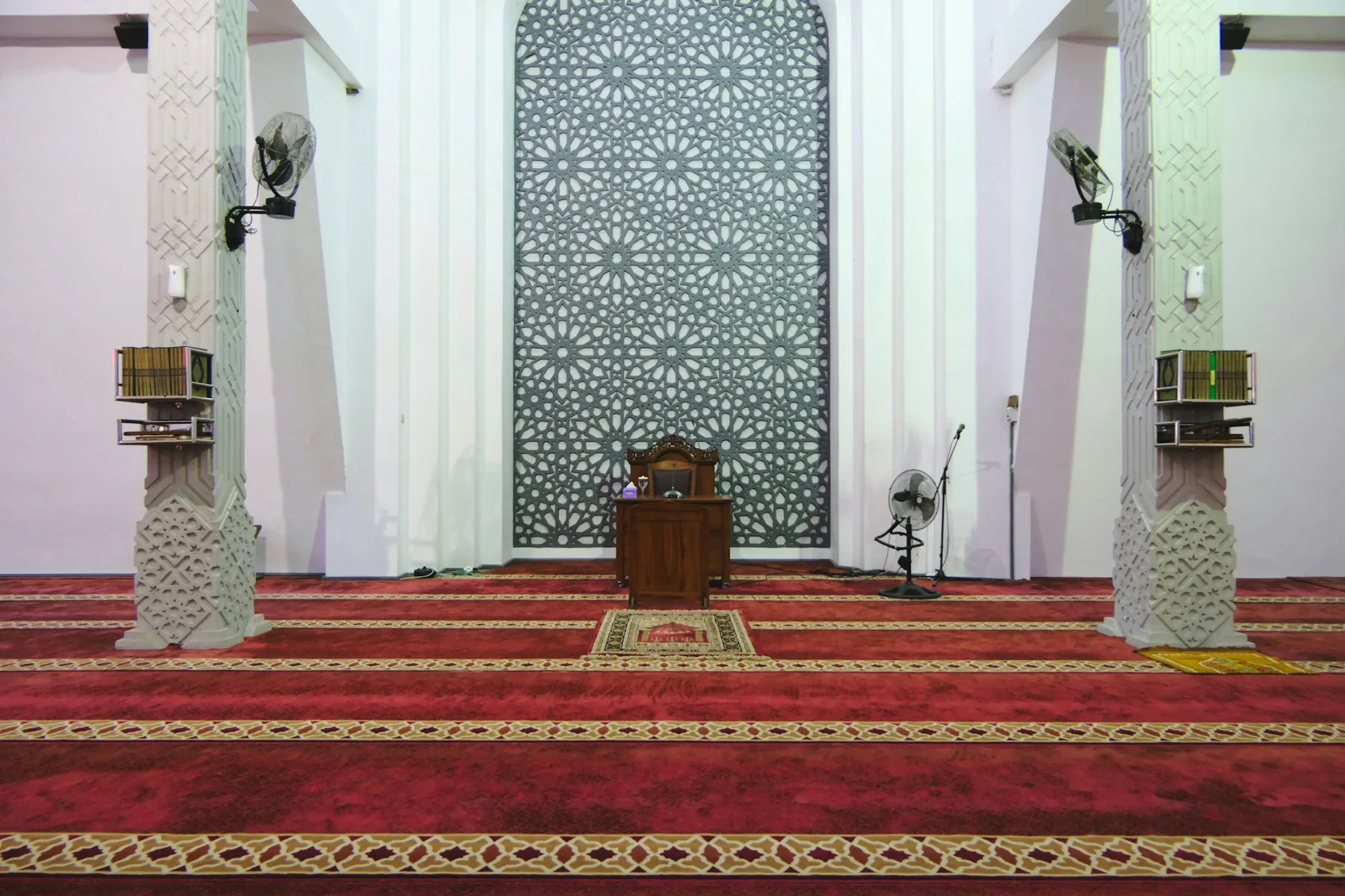 Niche de prière (mihrab) d'une mosquée – prière des morts et adieu