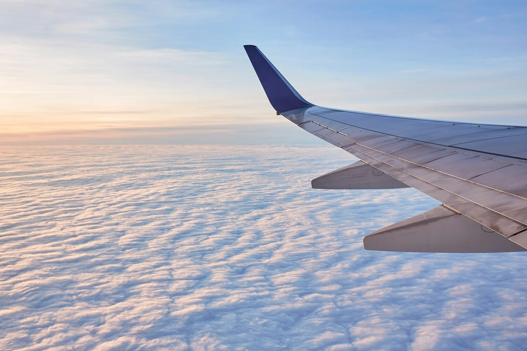 Aile d'avion au-dessus des nuages – rapatriement à l'étranger