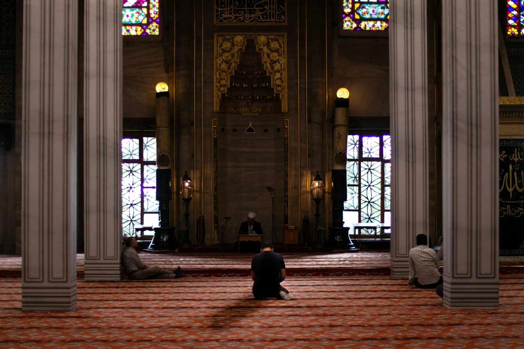 Hommes en prière dans une mosquée – salat al-janaza