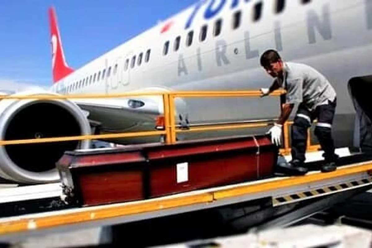 Ein Flughafenmitarbeiter verlädt den Sarg ins Flugzeug – Überführung ins Ausland