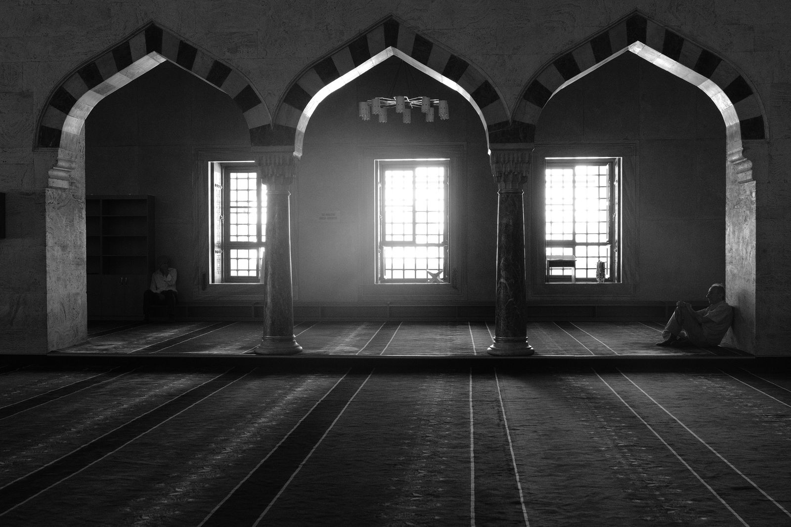 Ruhiger Innenraum einer Moschee mit einfallendem Licht