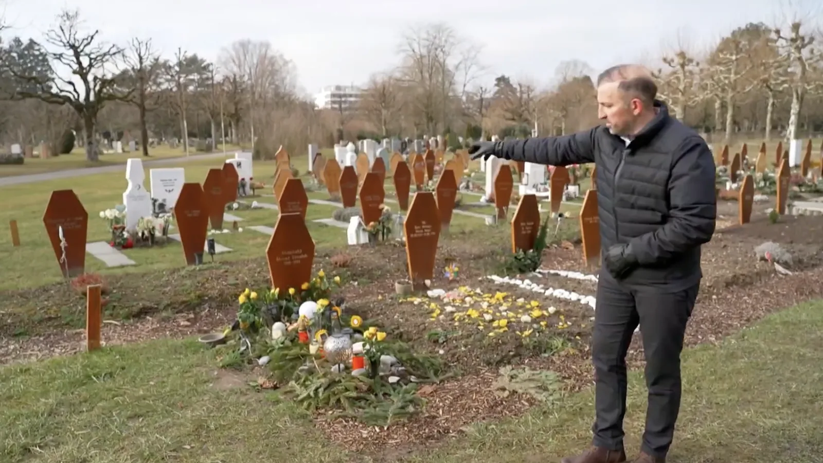 Zübeyir Sahbaz, islamischer Bestatter, im Interview mit SRF auf einem muslimischen Grabfeld